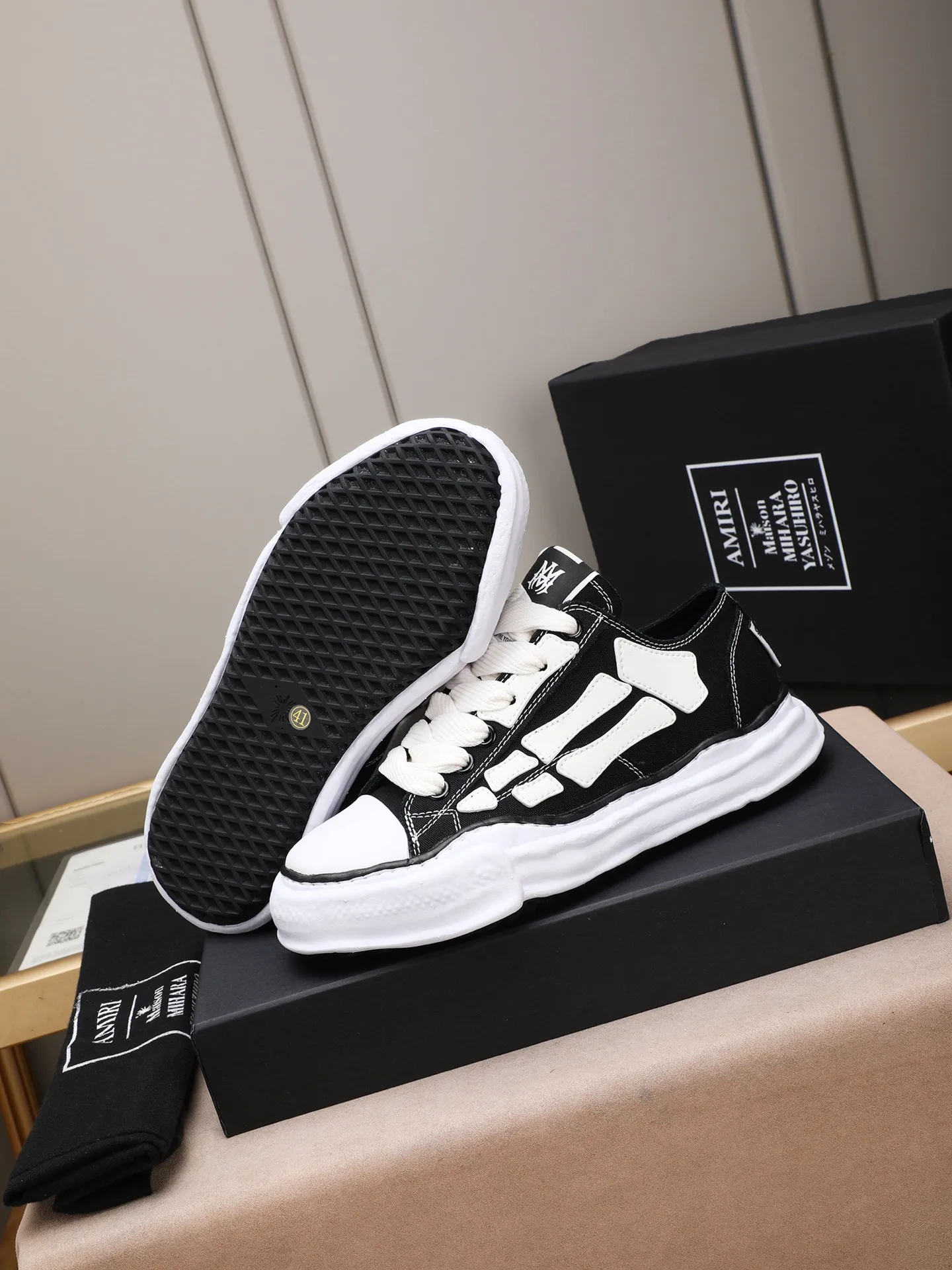 Men's shoes 💰520 AMIRI × Maison MIHARA YASUHIRO Bone Dissolving Shoes Brand Order Original Order Quality 🌈 AMIRIxMMY work together to launch joint shoes that cleverly integrate the classic designs of the two brands. The handmade clay mold soles and AMIRI's signature BONES leather embroidery details are a major feature of the shoes, showing unique craftsmanship and style 🚩 Material: upper original custom-made space Monica canvas! Lining: original technical cloth, outsole: original molded EVA foam bottom, code number: women's 35-39 (40, custom-made, non-refundable), men 39-44 (45, custom-made, non-refundable), full set of counter original packaging